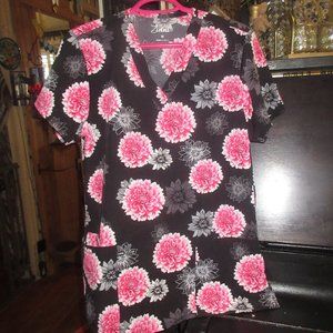 FLATTERING LIGHTWEIGHT ZINNIA SCRUB TOP M